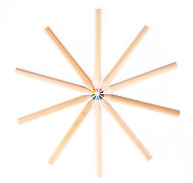 Beyaz arka planda izole edilmiş ahşap renkli sıradan kalemler.