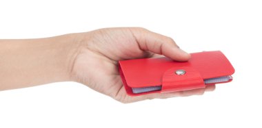 El ele tutuşan kırmızı deri kart beyaz arka planda izole edilmiş.