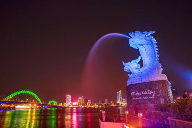 Danang, Vietnam 'daki Ejderha Köprüsü - 22 Şubat 2019: Ejderha Köprüsü dünyanın en güzel köprülerinden biridir..