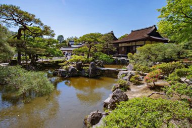 KYOTO, JAPONYA - 24 Mayıs 2019: Ginkakuji Tapınağı (Gümüş Köşk) ve manzaralı arazisi, Kansai Eyaleti, Kyoto, Japonya.