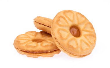 Beyaz arka planda izole edilmiş reçelle dolu sandviç bisküvileri.