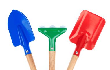 Beyaz arka planda izole edilmiş tırmık çeliği ve kürek seti.