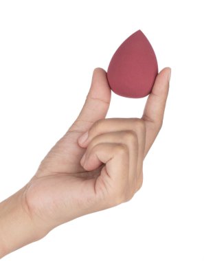 El ele tutuşan sünger güzellik mikserleri beyaz arka planda izole edilmiş.