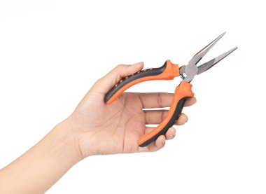 Beyaz arkaplanda el ele tutuşan pense.