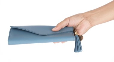 El ele tutuşan mavi cüzdan beyaz arka planda izole edilmiş.