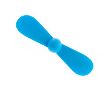 Beyaz arkaplanda izole edilmiş güç bankasına bağlı taşınabilir bir usb vantilatörü.