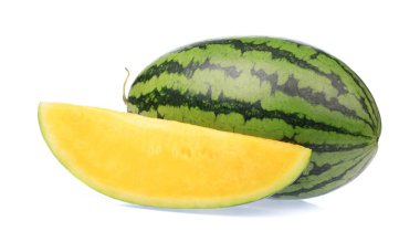 Beyaz arka planda izole edilmiş taze sarı karpuz dilimi