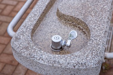 Halk parkındaki lavabo.