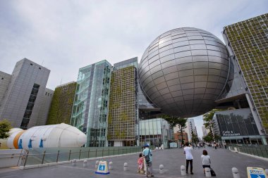NAGOYA, JAPONYA Mayıs - 26, 2019: Nagoya Şehir Bilim Müzesi, dünyanın en büyük yıldız evlerinden birine ev sahipliği yapan karakteristik bir gümüş küreye sahiptir..