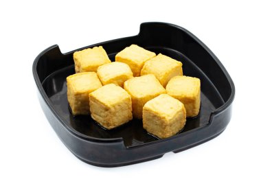 Tabaktaki balık soya peyniri beyaz arka planda izole edilmiş..