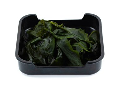 Beyaz arka planda ıslanmış wakame deniz yosunu 