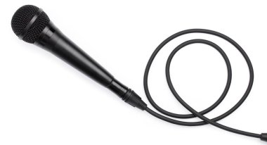 Beyaz arkaplanda mikrofon izole edildi