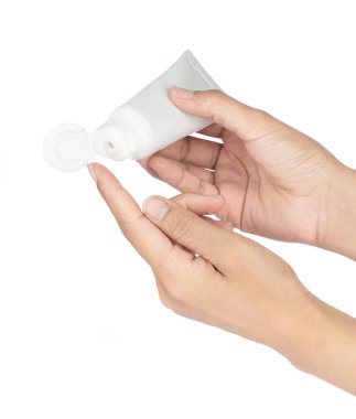 El dezenfektan jel tüpü kullanan eller beyaz arka planda izole edilmiş.