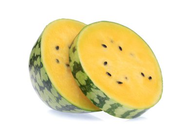 Beyaz arkaplanda izole edilmiş sarı karpuz dilimi