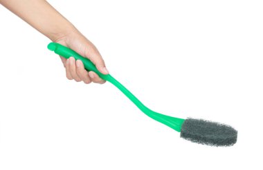 El ele tutuşan yeşil tuvalet fırçası beyaz arka planda izole edilmiş..