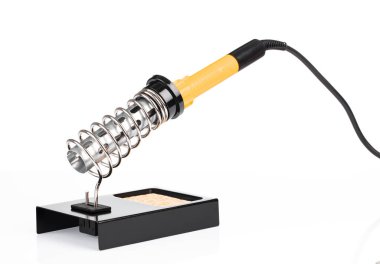 Beyaz arka planda izole edilmiş elektrikli lehimli lehim tezgahı