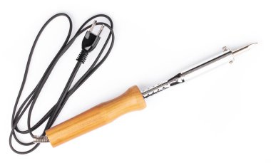 beyaz arkaplanda izole edilmiş elektrik kablosu ve fişi ile elektronik devre tamir aracı