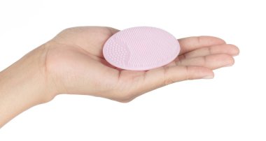 Beyaz arkaplanda el ele tutuşan Fırça Surat Silikonlu Masaj Fırçası