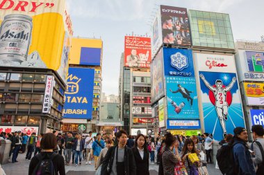 Osaka, Japonya - 10 Mayıs 2018: Namba 'da Dotonbori, Osaka' da Glico Man reklam panosu ve diğer ışık gösterimleriyle bir eğlence alanı olarak bilinir.