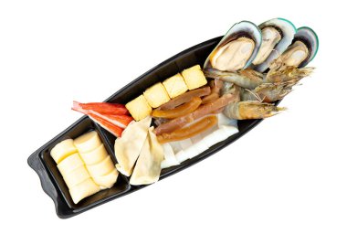 Shabu ya da Sukiyaki için deniz ürünleri seti beyaz arka planda izole edilmiş Japon sıcak tencere tarzı.