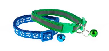 Beyaz arka planda izole edilmiş mavi ve yeşil evcil hayvan tasması.