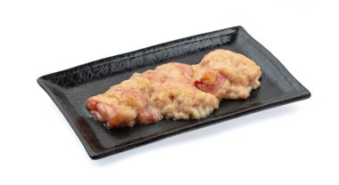 Tabaktaki çiğ balık yumurtası beyaz arka planda izole edilmiş