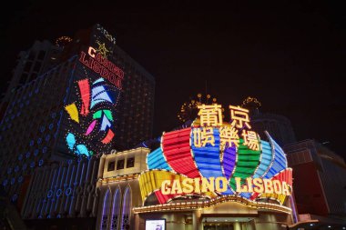 Macau, Çin - 8 Kasım 2018: Macau, Çin 'deki Grand Lisboa Kumarhanesi ve diğer kumarhanelerin gece manzarası