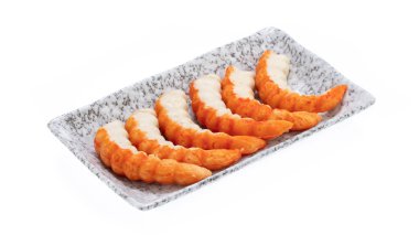 Beyaz arkaplanda izole edilmiş tabak üzerindeki taklit karides