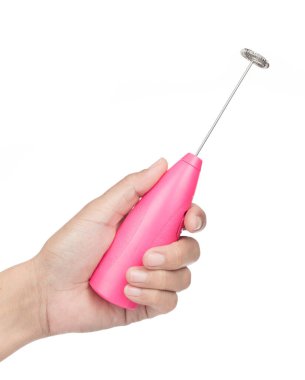 El ele tutuşan pembe elektrikli süt beyaz arka planda izole edilmiş.