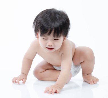 Bebek, beyaz arka planda izole bir şekilde sürünmeyi öğreniyor