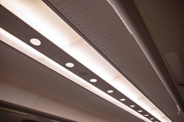 Gökyüzü treninin tavanındaki kol.