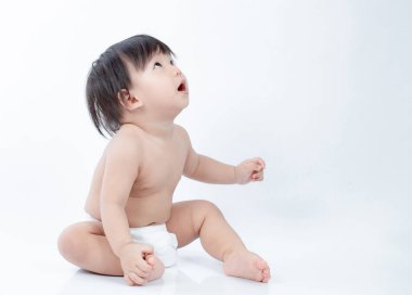 Beyaz arka planda izole edilmiş şirin, sağlıklı bir bebek.