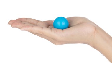 Beyaz arka planda izole edilmiş Tahta Yuvarlak Top ile el.