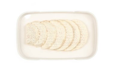 Beyaz arkaplanda izole edilmiş bir tabak üzerinde Taro dilimi.