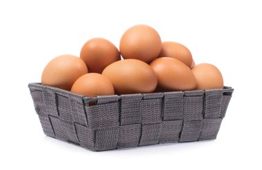 Sepette beyaz zemin üzerine izole tavuk yumurtası