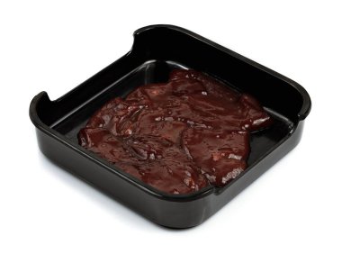 Beyaz arka planda izole edilmiş taze domuz ciğeri.