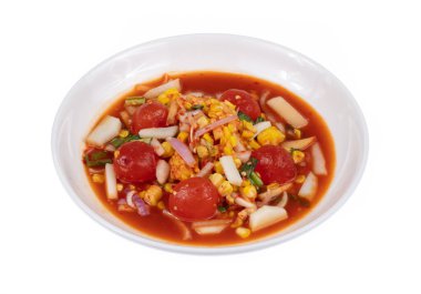 Beyaz arkaplanda izole edilmiş tabakta baharatlı yumurta sarısı.