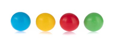 Beyaz arkaplanda izole edilmiş küçük tahta toplar.