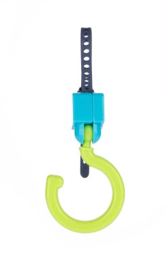 Plastik kancalar beyaz arkaplanda izole edilmiş.