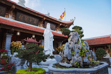 Danang, Vietnam - 20 Şubat 2019: Dağdaki Budist Tapınağı, Ba Na Hills, Da Nang, Vietnam