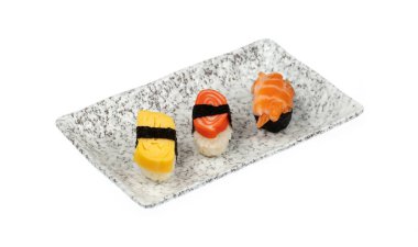 Beyaz arka planda izole edilmiş tabaktaki suşi..