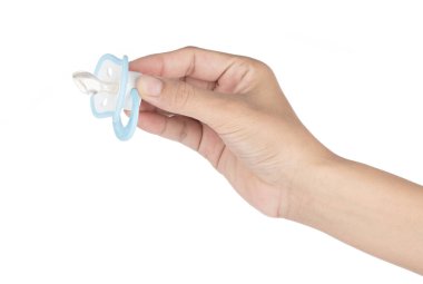 El ele tutuşan silikon bebek yatıştırıcılar, beyaz bir grupta izole edilmiş.