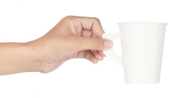 Beyaz arka planda sapı izole edilmiş, el ele tutuşan Kağıt Kupa.