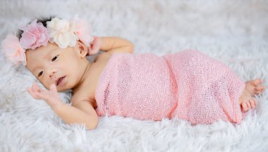 Şirin Newborn 'un saç bandını yün halılara takması, moda konsepti