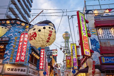 OSAKA, Japonya - 21 Mayıs 2019: Shinsekai ilçesindeki Tsutenkaku Kulesi 