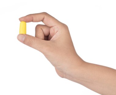 El ele tutuşan Kulak tıkaçları beyaz arkaplanda izole edildi.