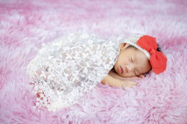 Yün halı arka planında yeni doğmuş şirin bir bebek.