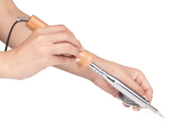 Beyaz arka planda demir eritme kurşunu için lehimleme ısısıyla izole edilmiş bir el..