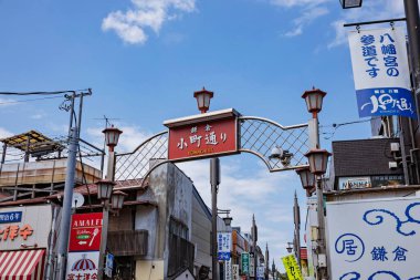 KAMAKURA, JAPONYA - 16 Mayıs 2019: Tsurugaoka Hachimangu türbesi ve Japonya 'daki bahçeler.