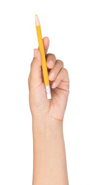 El ele tutuşan sarı kalem beyaz bir arkaplanda izole edilmiş.